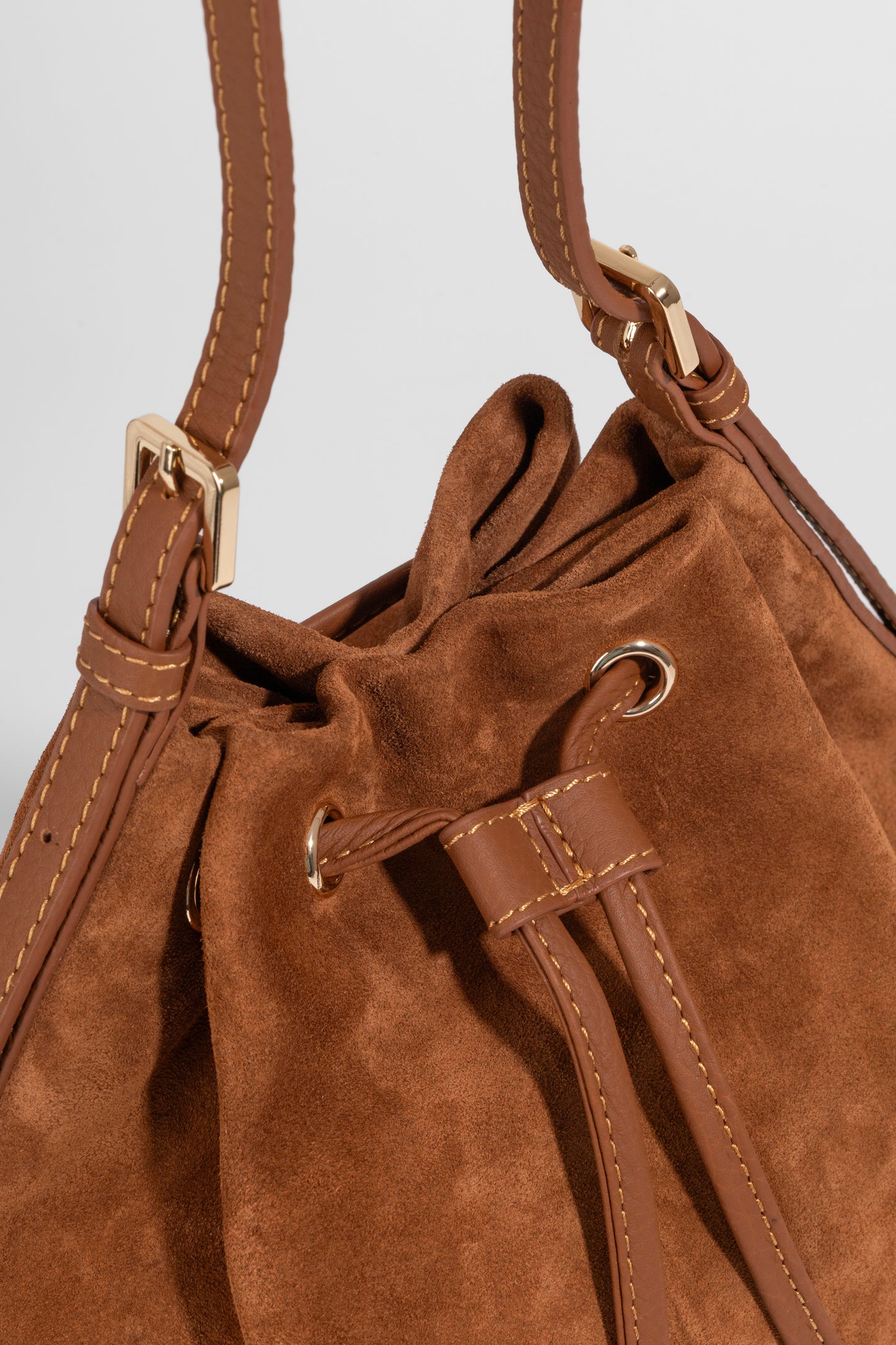 Skulderveske i semsket skinn- Sorella Suede Bucket- Daphmin