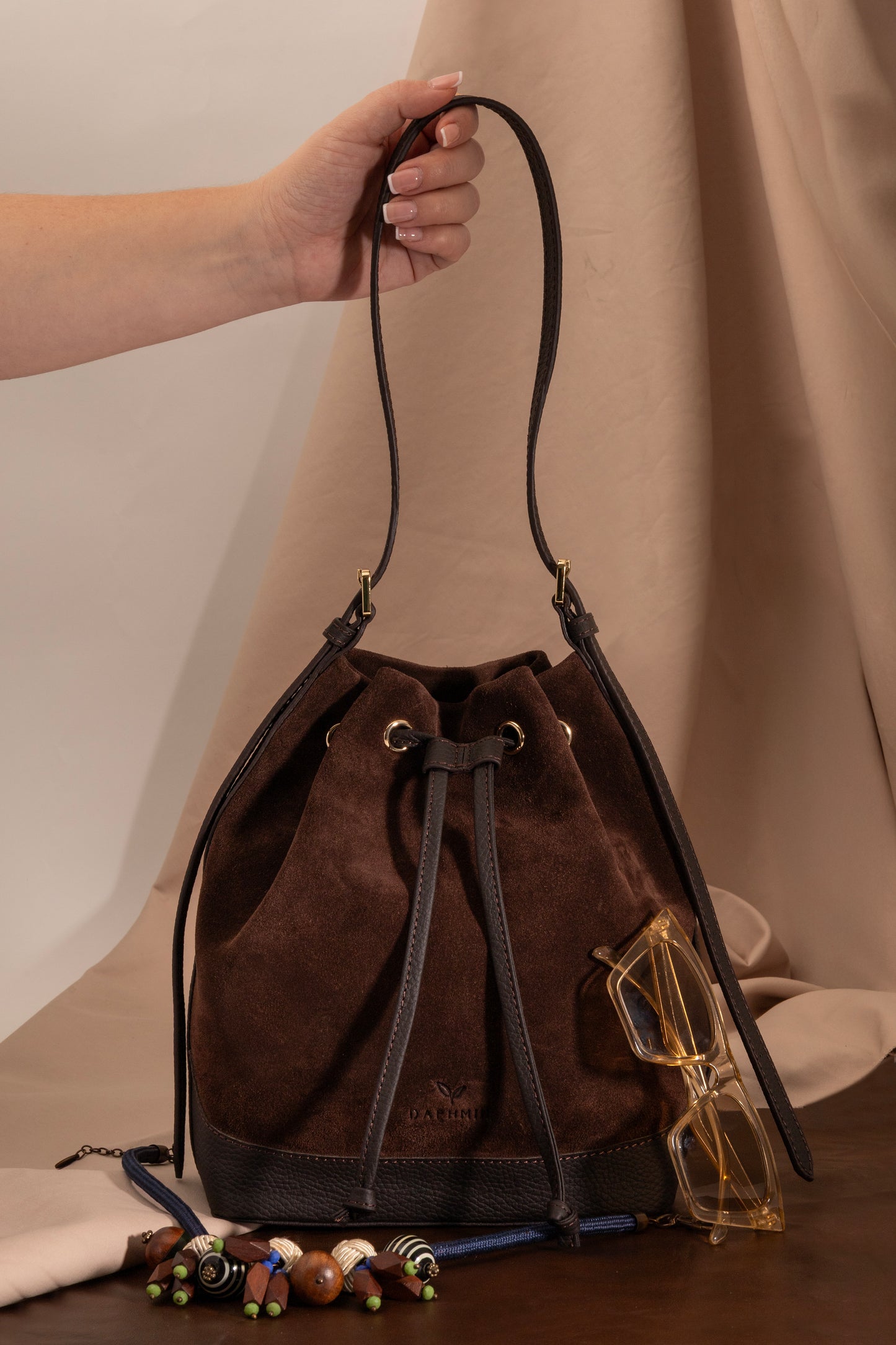 Skulderveske i semsket skinn- Sorella Suede Bucket- Daphmin
