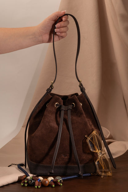 Skulderveske i semsket skinn- Sorella Suede Bucket- Daphmin