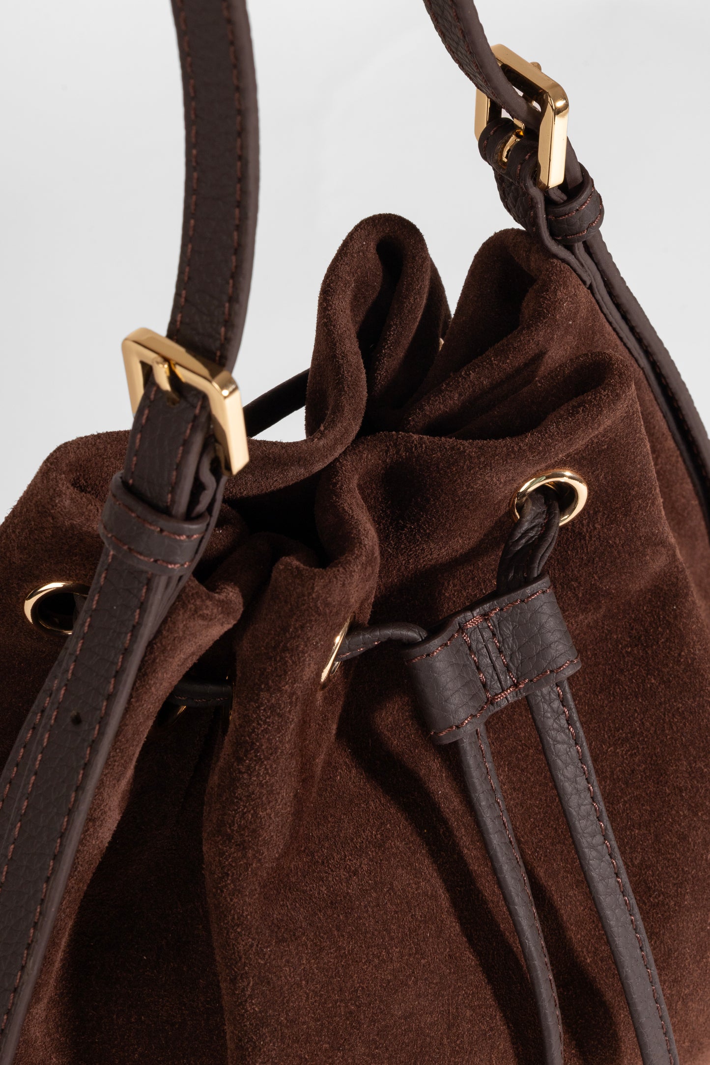 Skulderveske i semsket skinn- Sorella Suede Bucket- Daphmin