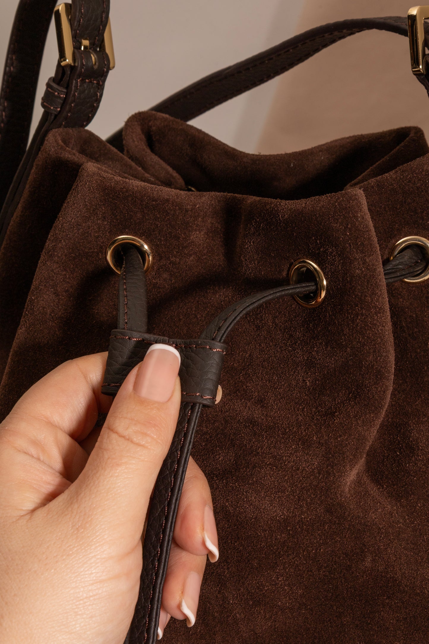 Skulderveske i semsket skinn- Sorella Suede Bucket- Daphmin