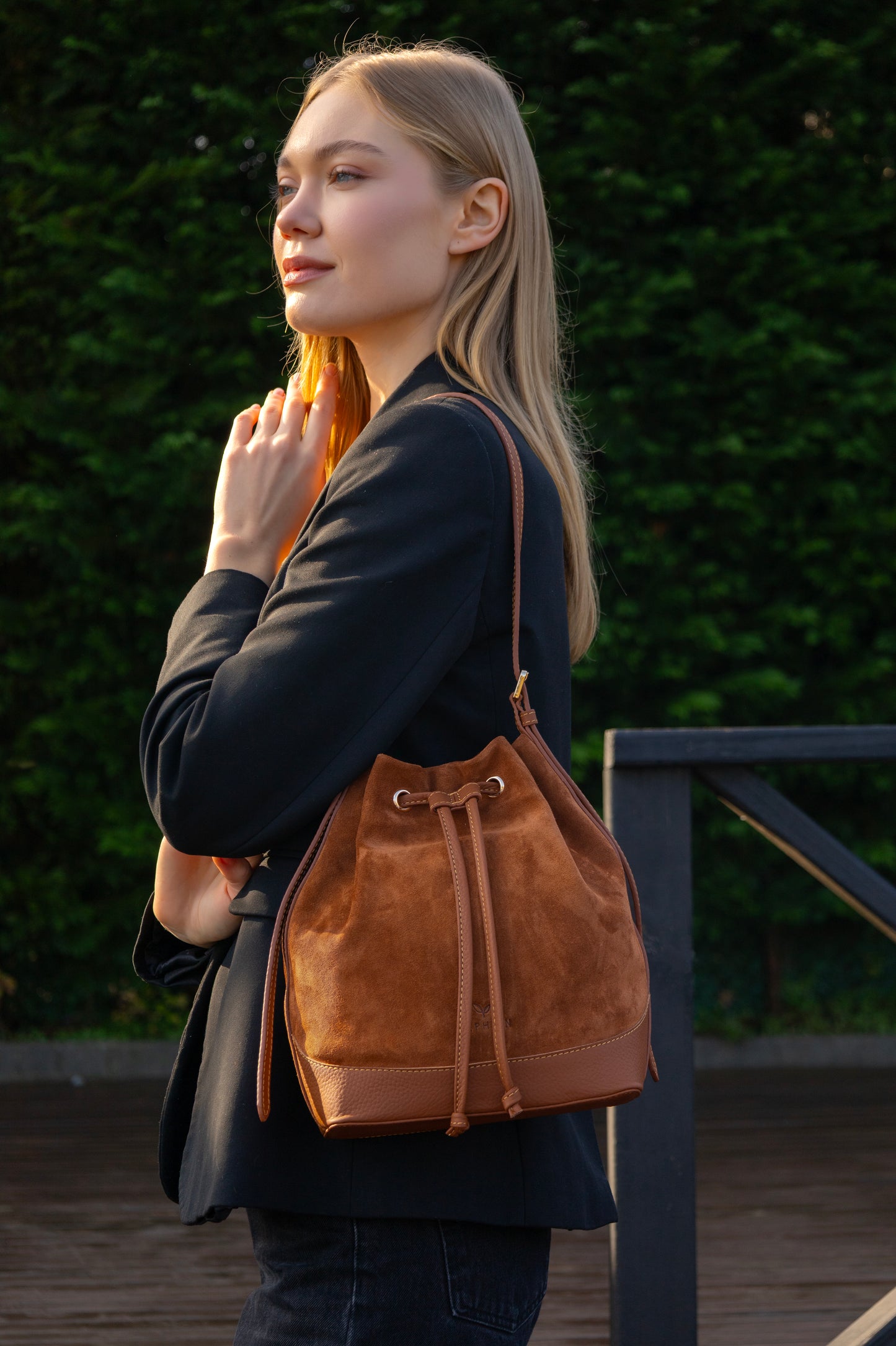 Skulderveske i semsket skinn- Sorella Suede Bucket- Daphmin
