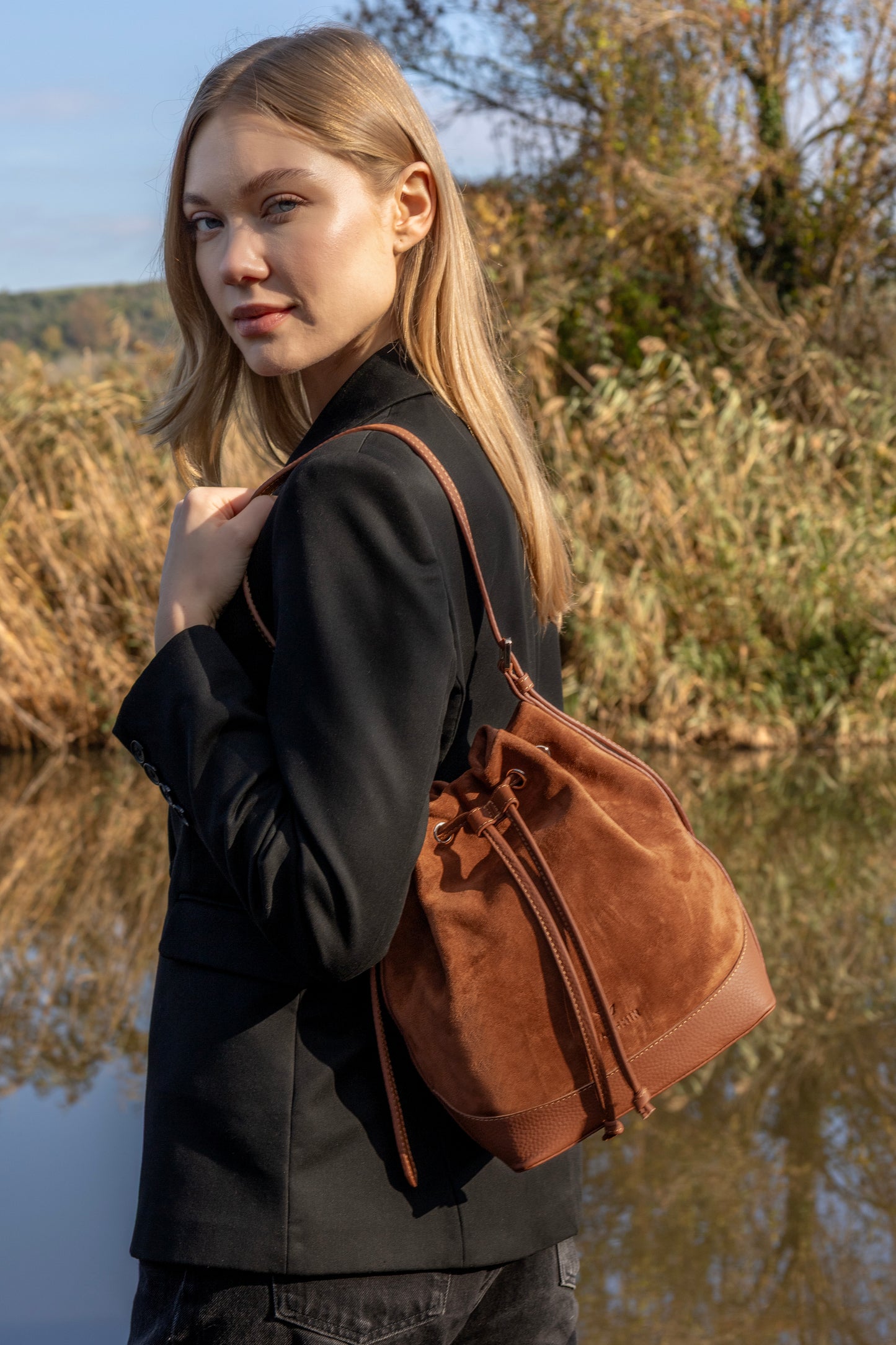Skulderveske i semsket skinn- Sorella Suede Bucket- Daphmin