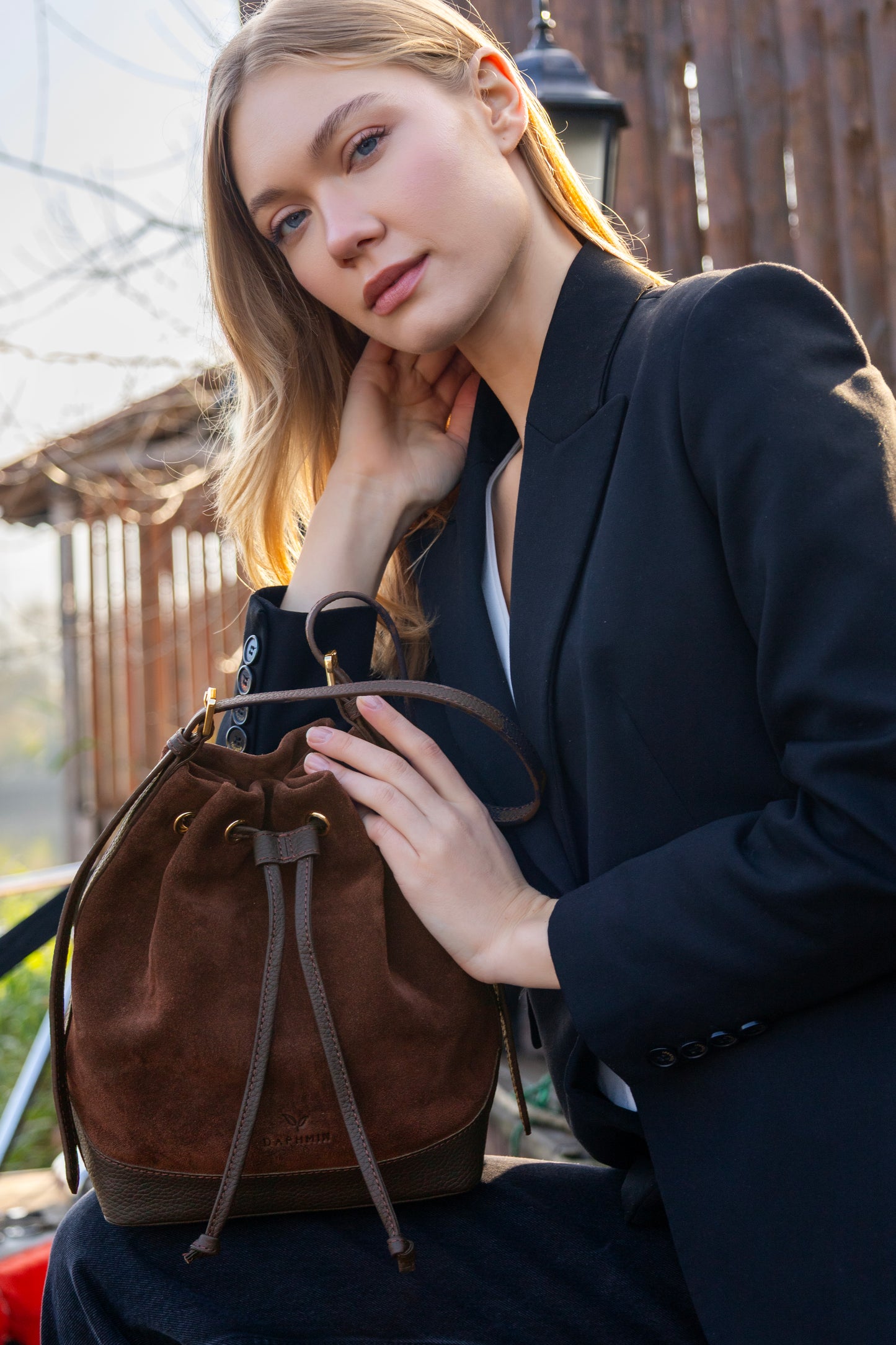 Skulderveske i semsket skinn- Sorella Suede Bucket- Daphmin